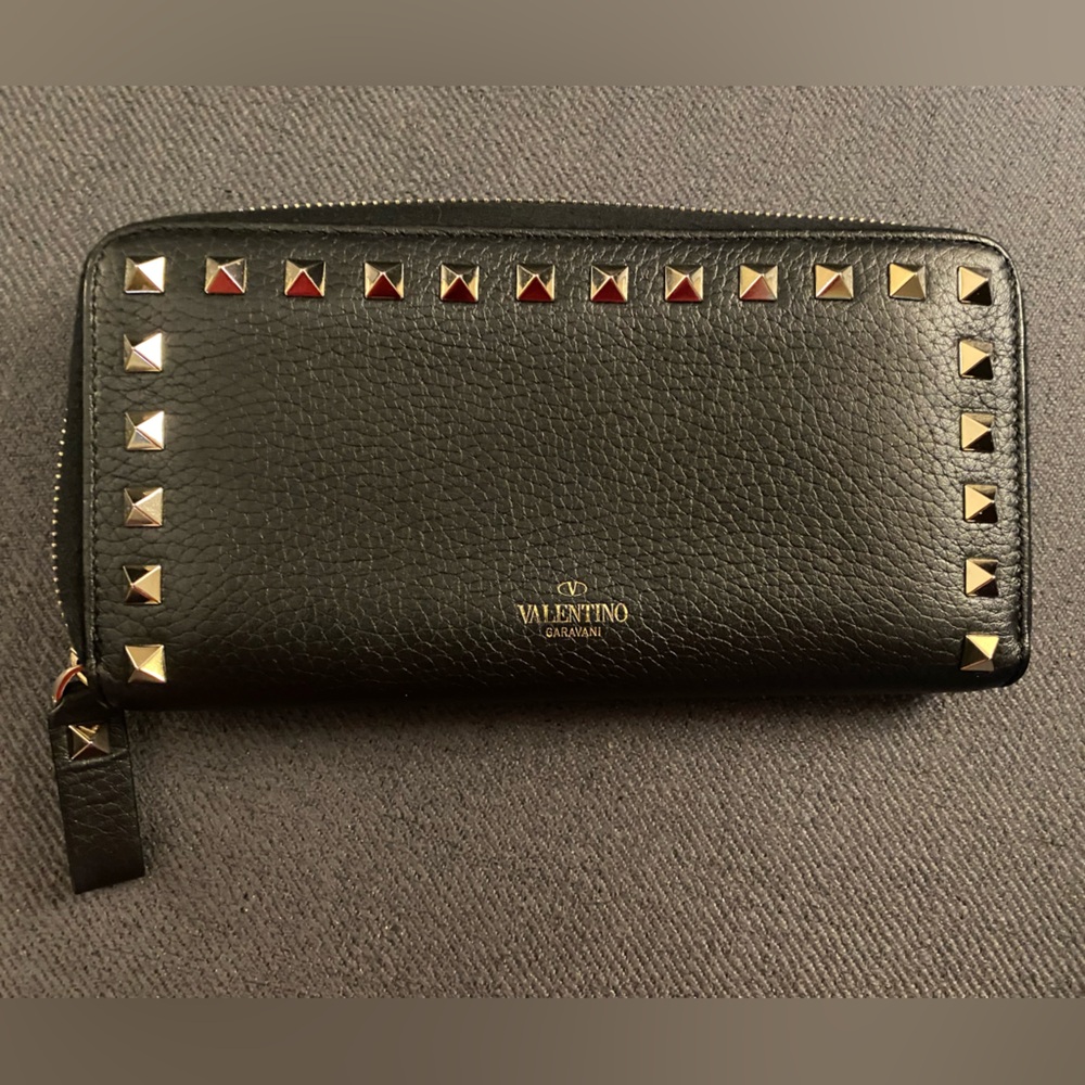 Valentino MSRP $700 NWOT Rockstud Grainy Calfskin Wallet